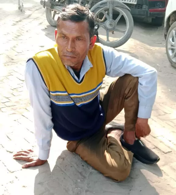 बेबसी...बेटी का लगन नहीं भिजवा पाया जल निगम का ठेकेदार बेबसी...बेटी का लगन नहीं भिजवा पाया जल निगम का ठेकेदार