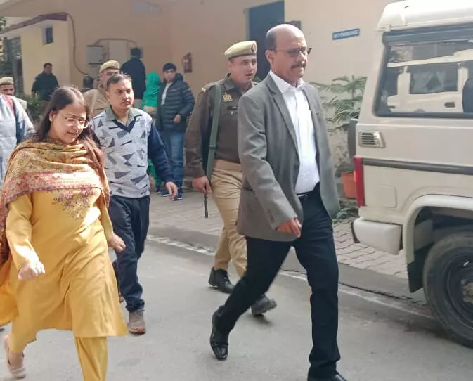 डीएम ने तहसील सदर में पकड़ी खामियां, तहसीलदार को फटकार डीएम ने तहसील सदर में पकड़ी खामियां, तहसीलदार को फटकार