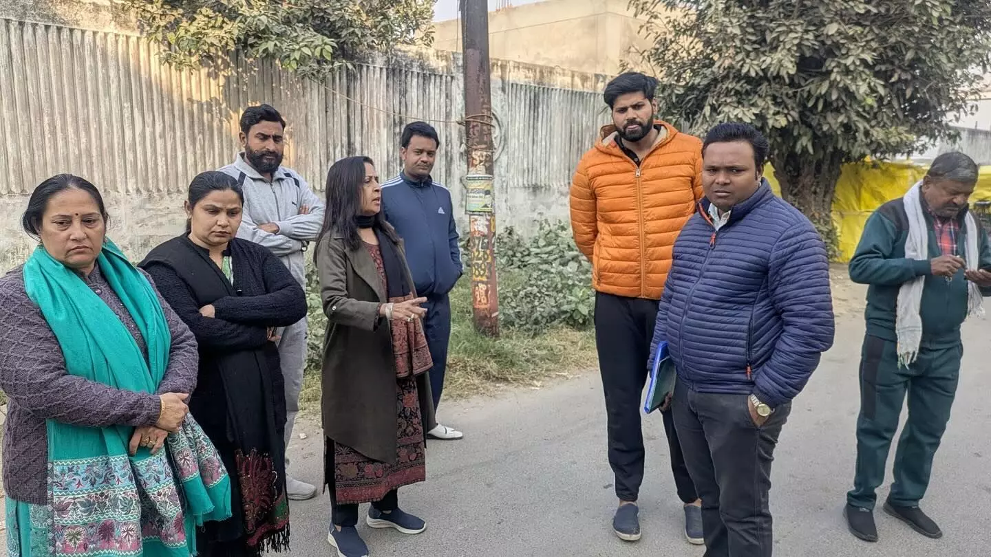 चेयरपर्सन मीनाक्षी स्वरूप ने नई मंडी का किया भ्रमण, जाना सफाई का हाल चेयरपर्सन मीनाक्षी स्वरूप ने नई मंडी का किया भ्रमण, जाना सफाई का हाल