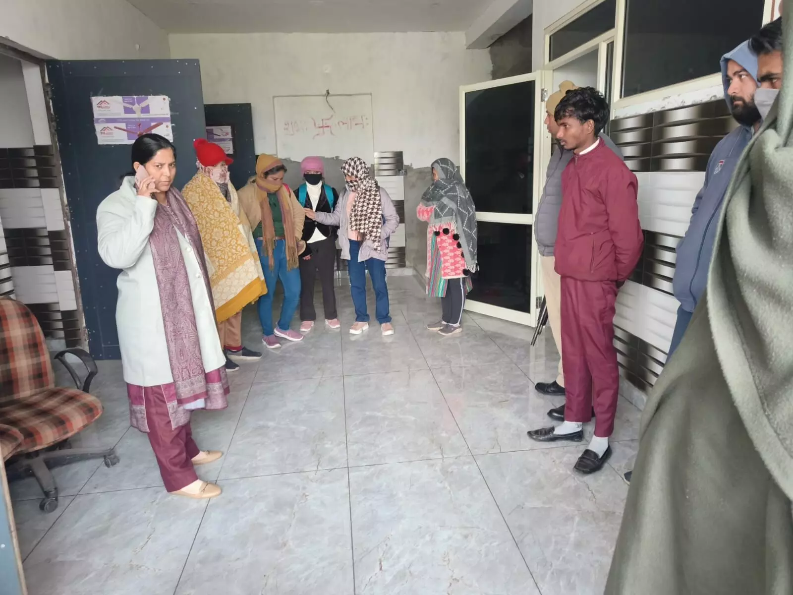गांव में चल रहे फर्जी ओयो होटल में एसडीएम मोनालिसा का छापा, मचा हड़कम्प गांव में चल रहे फर्जी ओयो होटल में एसडीएम मोनालिसा का छापा, मचा हड़कम्प