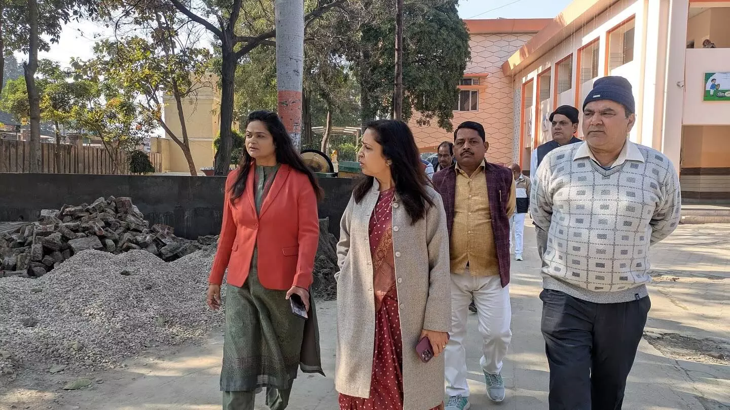 माली को टाउनहाल में देखकर भड़की चेयरपर्सन मीनाक्षी स्वरूप माली को टाउनहाल में देखकर भड़की चेयरपर्सन मीनाक्षी स्वरूप