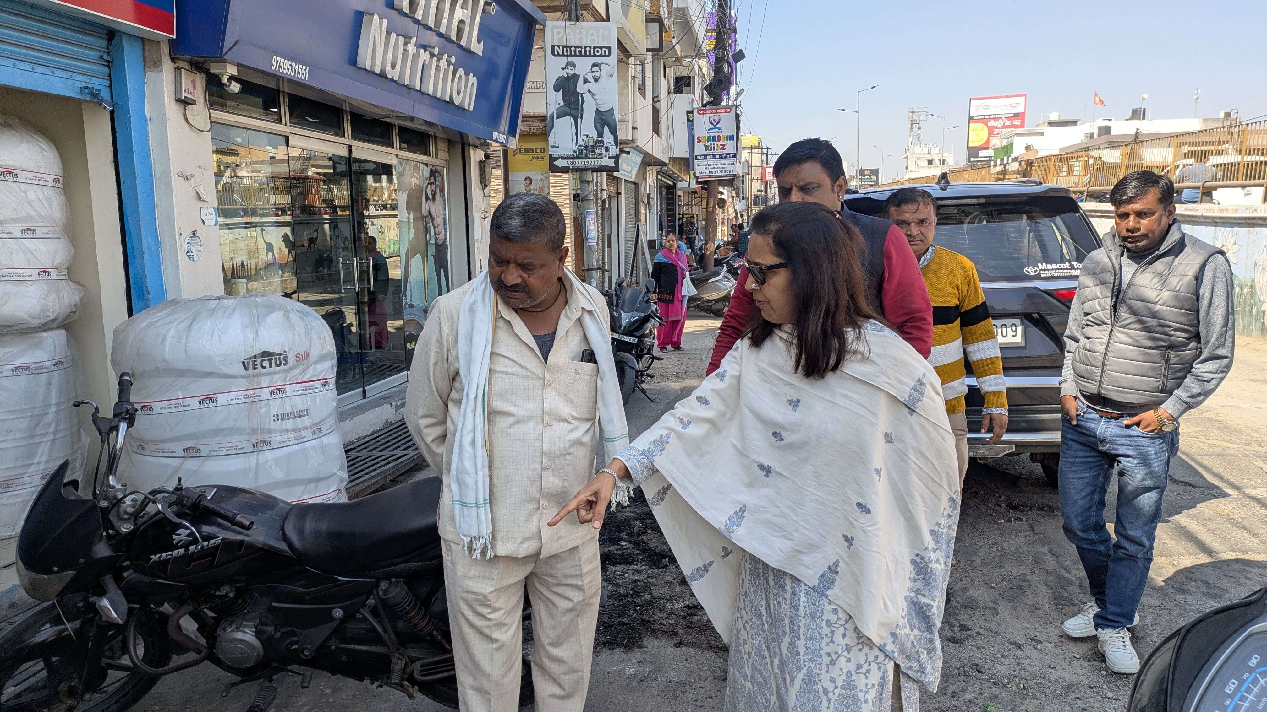 साप्ताहिक बंदी में औचक निरीक्षण कर चेयरपर्सन ने परखी नाला सफाई व्यवस्था