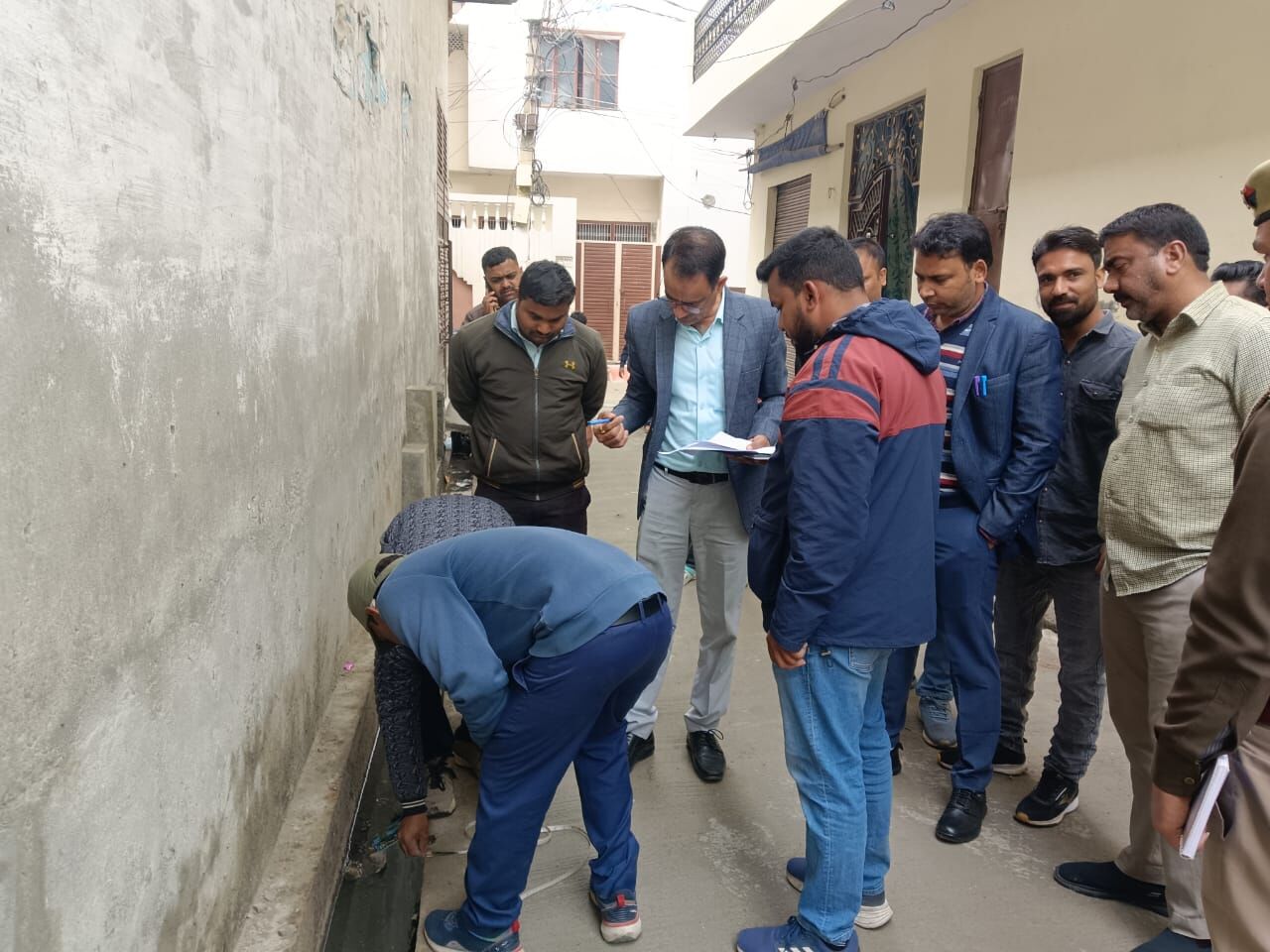 वार्ड 45 में सड़क निर्माण की जांच करने पहुंचे सिटी मजिस्ट्रेट को मिली खामियां