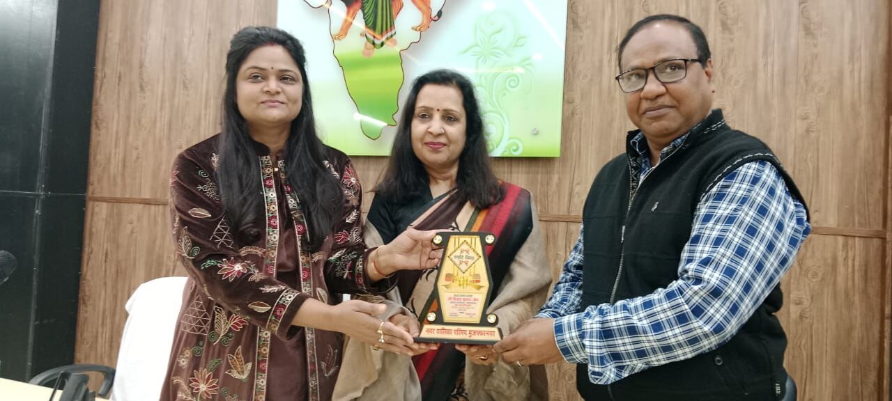 चेयरपर्सन मीनाक्षी स्वरूप ने लिपिक विजय जैन को दी भावपूर्ण विदाई