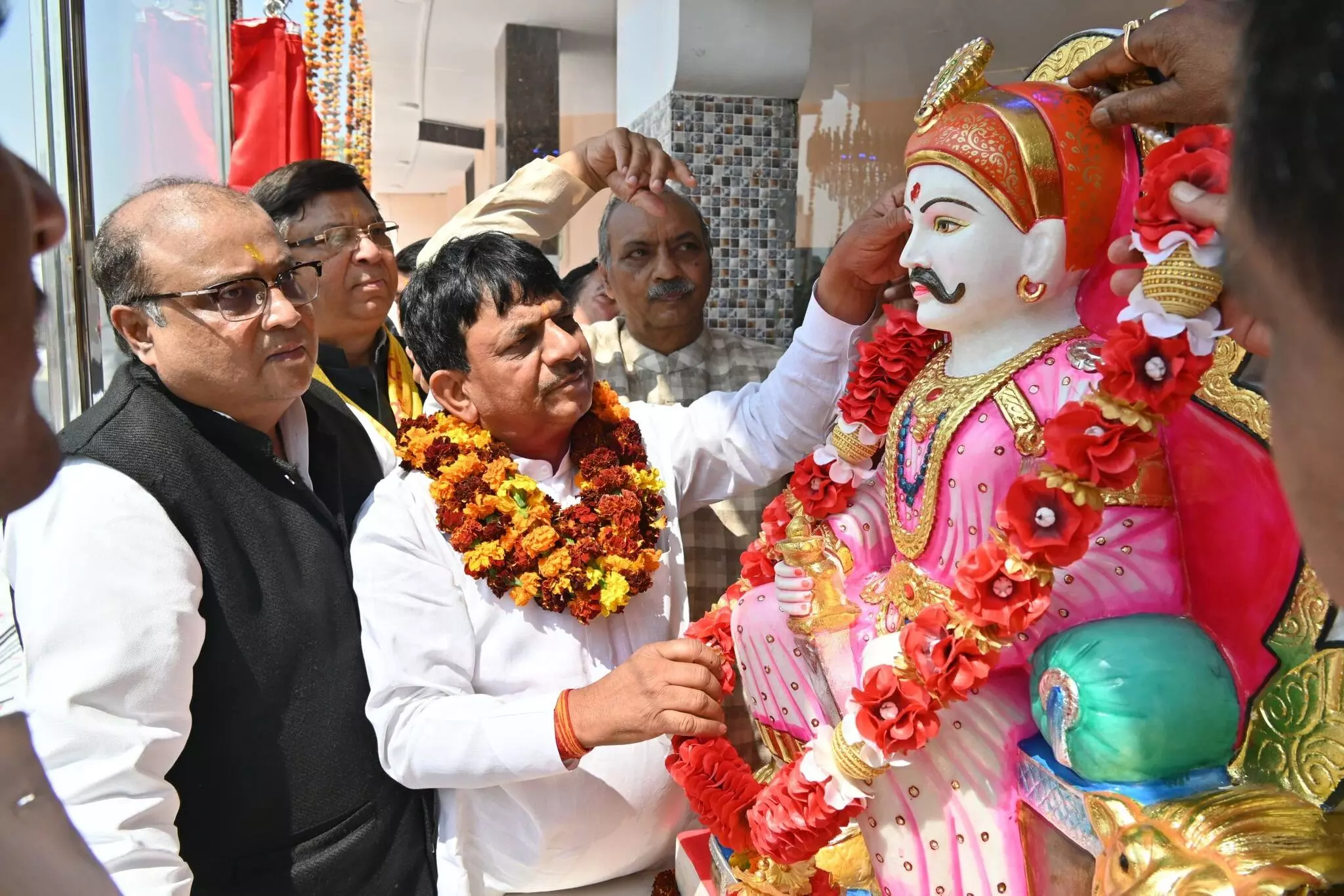 कपिल देव अग्रवाल नें किया राजा रतन चंद्र की मूर्ति का लोकार्पण कपिल देव अग्रवाल नें किया राजा रतन चंद्र की मूर्ति का लोकार्पण