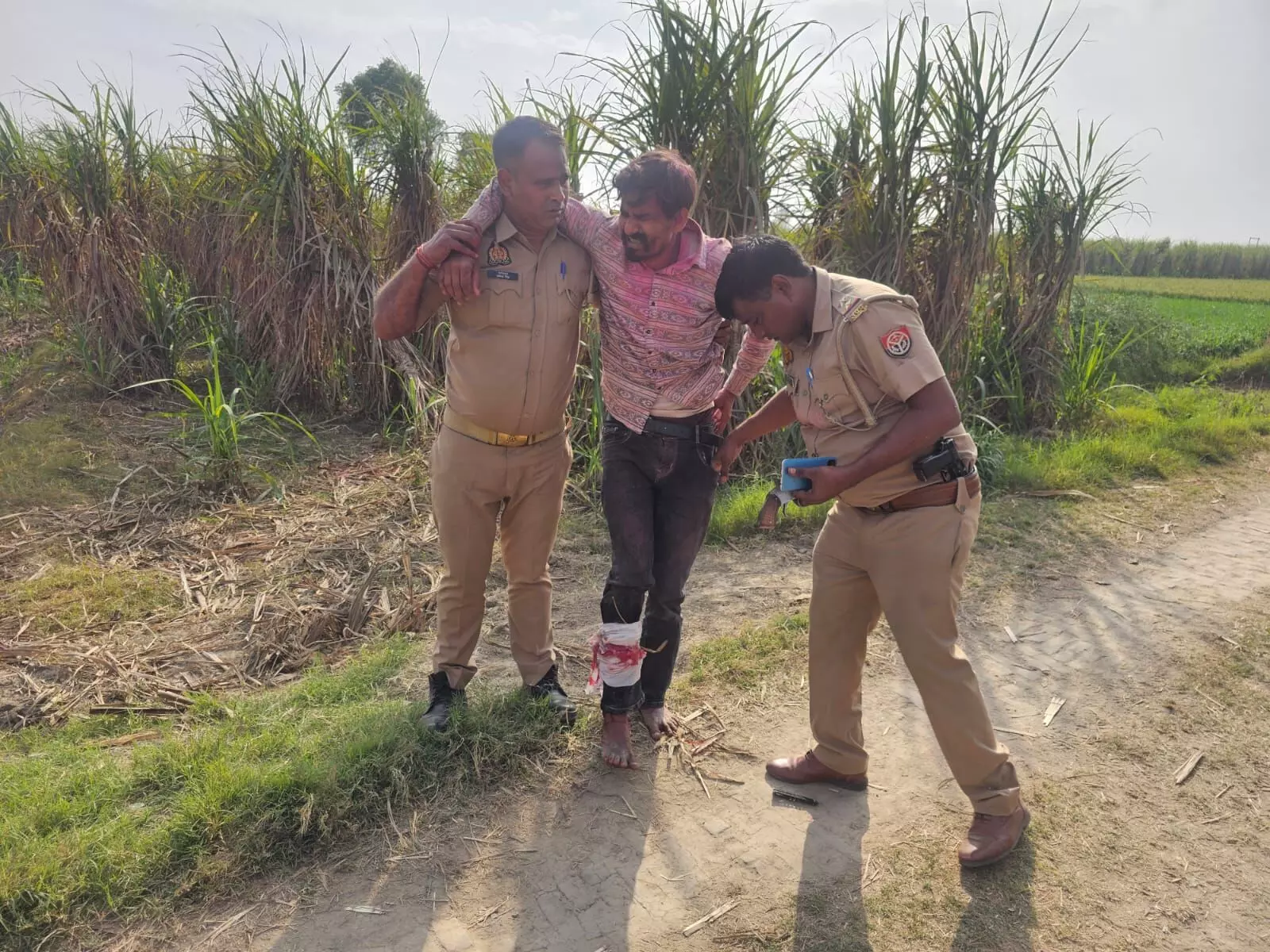 होली पर रंजिशन युवक की चाकुओं से गोदकर हत्या, आरोपी को पुलिस ने मारी गोली होली पर रंजिशन युवक की चाकुओं से गोदकर हत्या, आरोपी को पुलिस ने मारी गोली