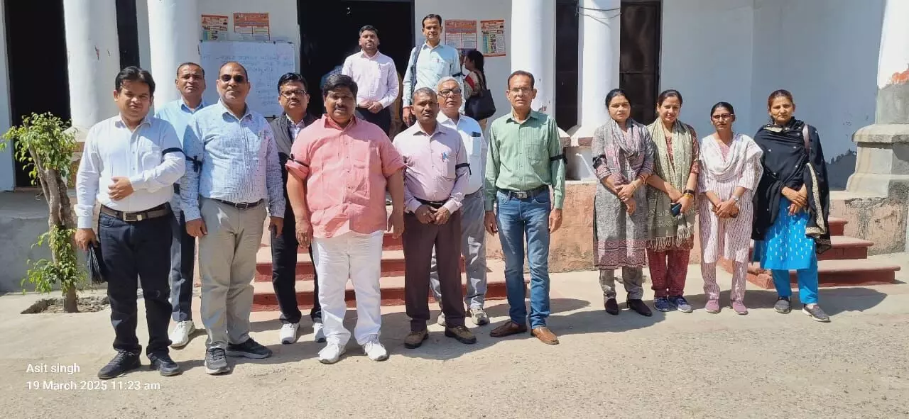 मांगें पूरी न होने पर शिक्षकों का विरोध, काली पट्टी बांधकर किया मूल्यांकन कार्य मांगें पूरी न होने पर शिक्षकों का विरोध, काली पट्टी बांधकर किया मूल्यांकन कार्य