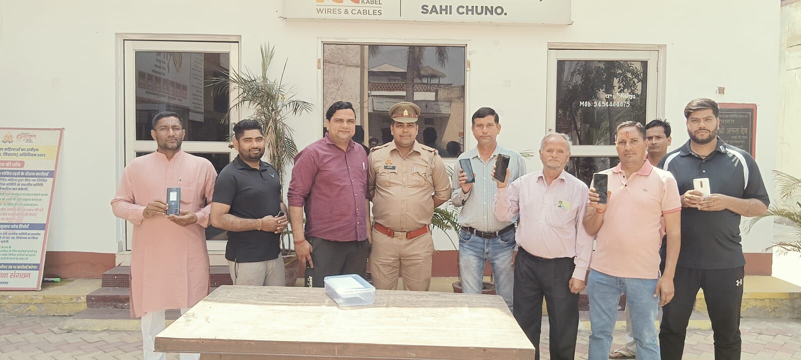 मंसूरपुर पुलिस ने बरामद किये 1.85 लाख कीमत के दस गुम मोबाइल फोन