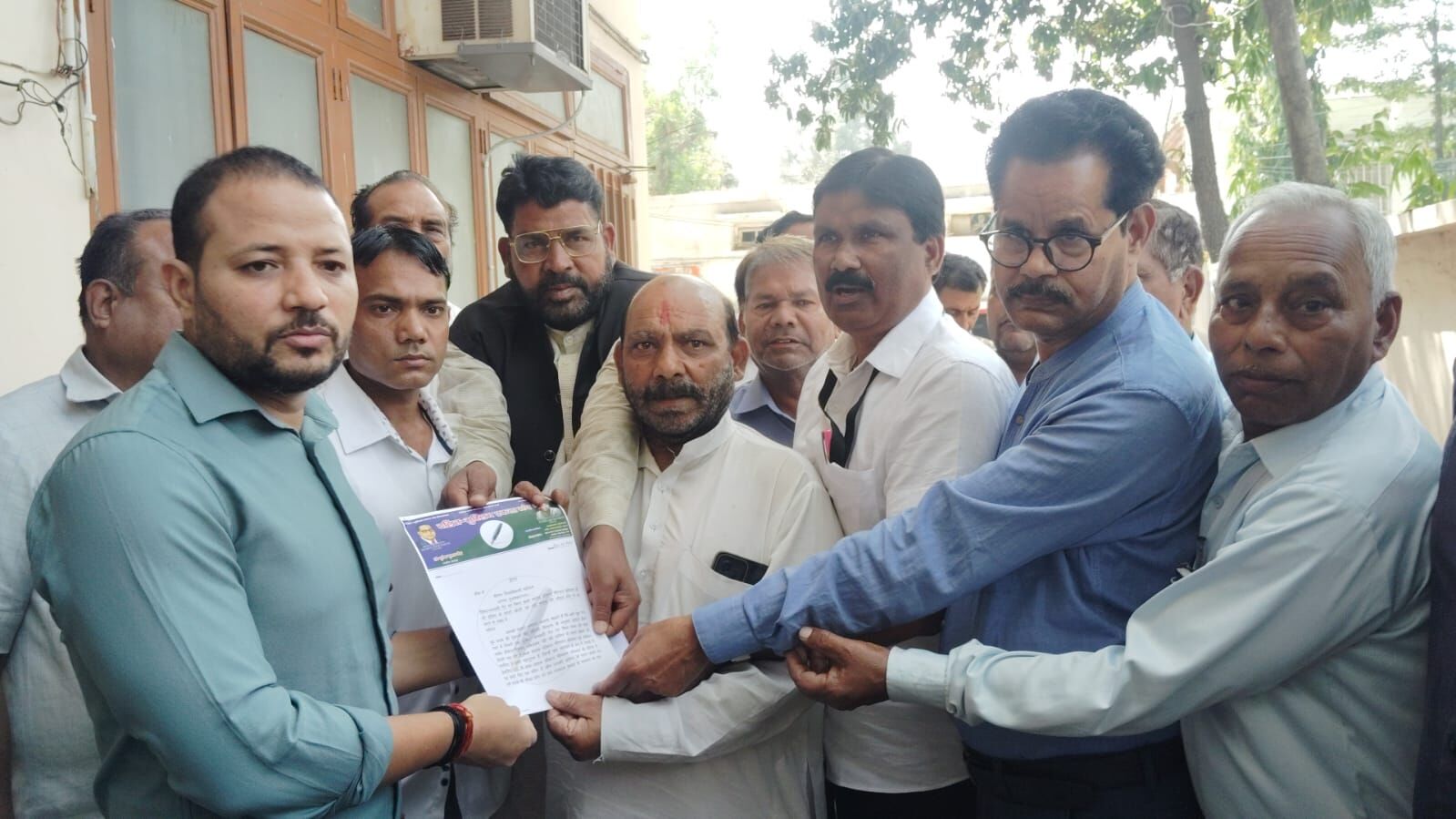 अंबेडकर स्मारक के पास शराब मॉडल शॉप को लेकर दलित-मुस्लिम में आक्रोश