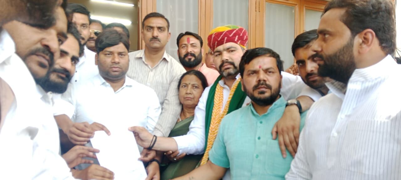 सपा सांसद के खिलाफ क्षत्रिय समाज ने किया प्रदर्शन