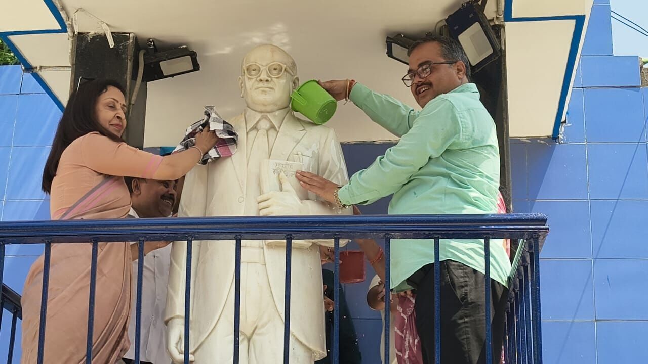 पालिकाध्यक्ष मीनाक्षी स्वरूप ने बाबा साहेब और लालाजी की प्रतिमाओं पर की साफ-सफाई