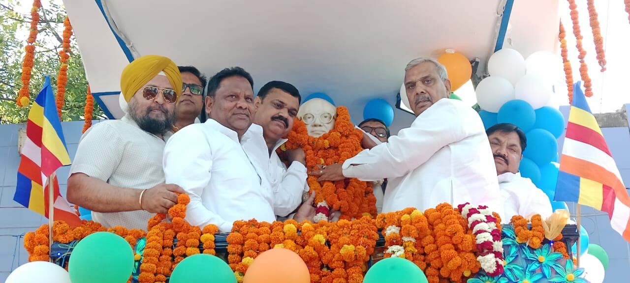 बसपाइयों ने मनाई अम्बेडकर जयंती, सपा सांसद हरेन्द्र मलिक ने किया माल्यार्पण