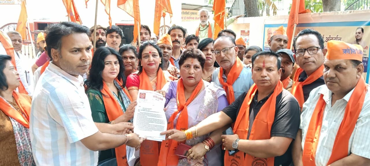 प्राइवेट स्कूलों की मनमानी के खिलाफ सड़क पर उतरी मातृशक्ति