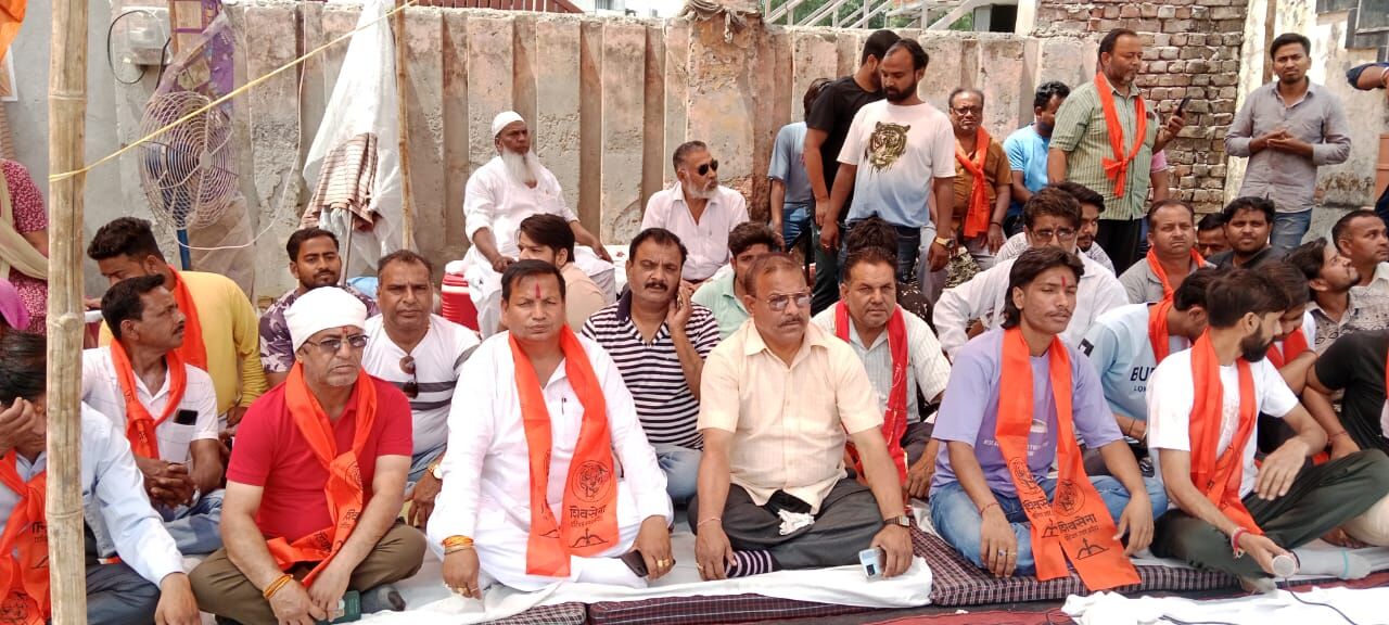 जनप्रतिनिधि गूंगे और अधिकारी बहरे हो गये, चाट बाजार नहीं हटेगाः ललित मोहन