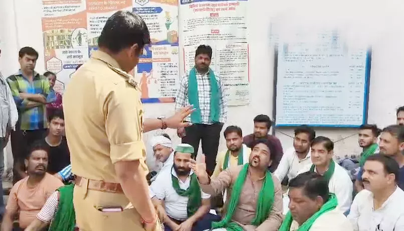 शहर कोतवाली में यूनियन का हंगामा, लगाए आरोप शहर कोतवाली में यूनियन का हंगामा, लगाए आरोप