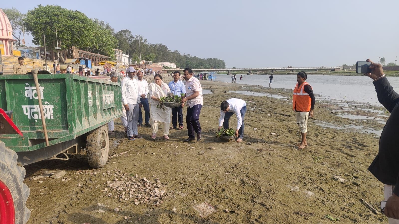 एमएलसी वंदना वर्मा ने शुकतीर्थ गंगा घाट पर चलाया सफाई अभियान