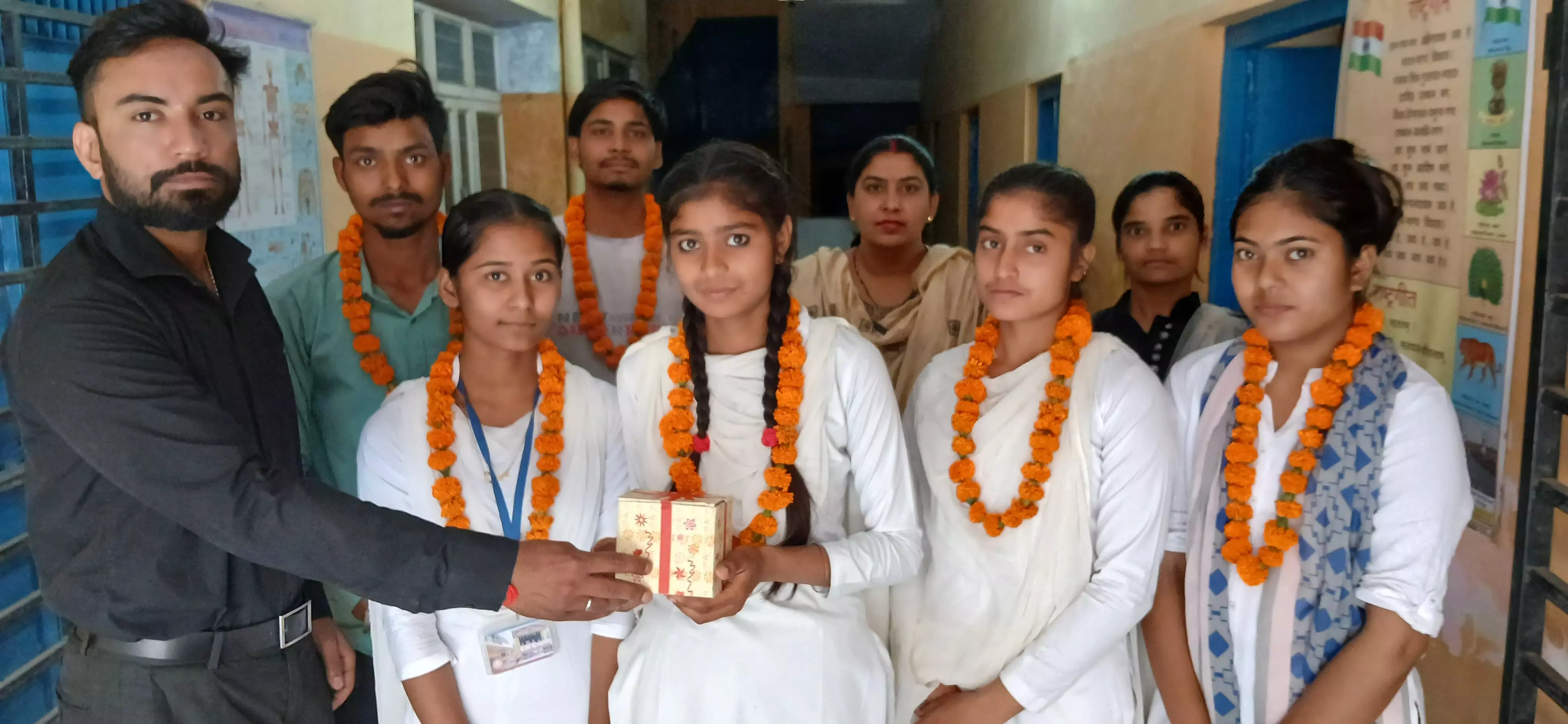 यूपी बोर्ड के मेधावी छात्र-छात्राओं को किया सम्मानित यूपी बोर्ड के मेधावी छात्र-छात्राओं को किया सम्मानित