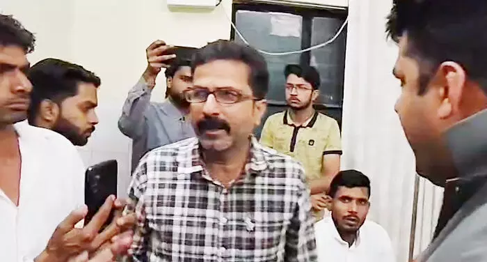 अमानवीय-सामने थी जवान बेटे की लाश, रिश्वत मांग रहे थे कर्मचारी अमानवीय-सामने थी जवान बेटे की लाश, रिश्वत मांग रहे थे कर्मचारी