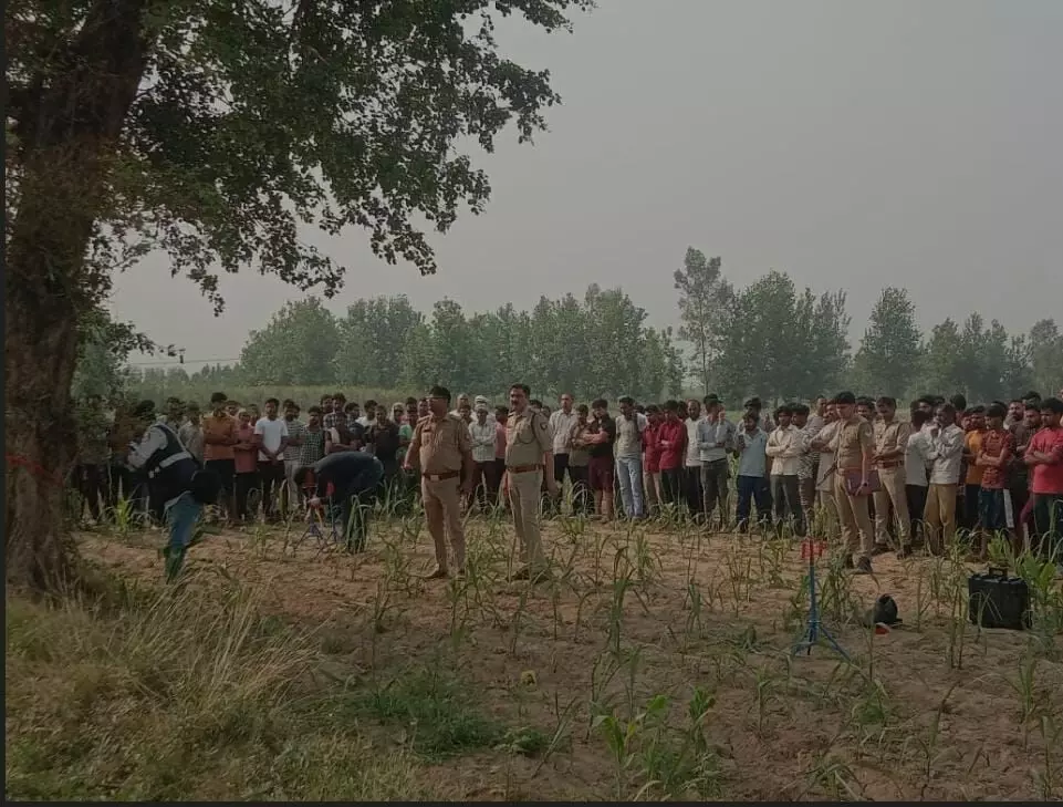 देवबंद कोतवाली क्षेत्र के गांव जडोदा जट में उस समय मातम पसरा गया जब देर रात खेत में पानी देने गए व्यक्ति का संदिग्ध परिस्थितियों में पेड़ पर फंदे से लटका मिला शव