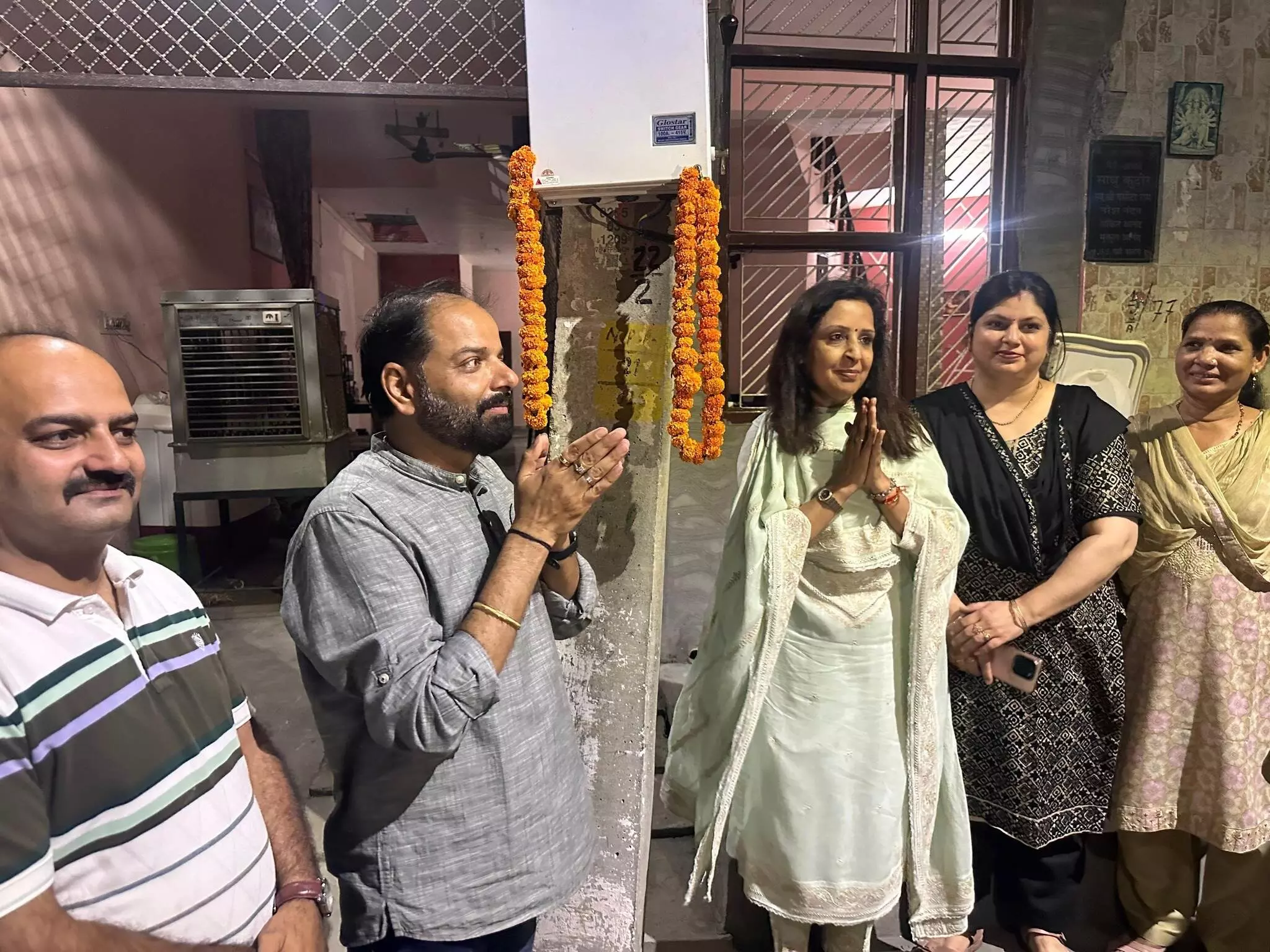 गांधी कालोनी मलिन बस्ती में मीनाक्षी स्वरूप ने किया स्ट्रीट लाइट का उद्घाटन गांधी कालोनी मलिन बस्ती में मीनाक्षी स्वरूप ने किया स्ट्रीट लाइट का उद्घाटन