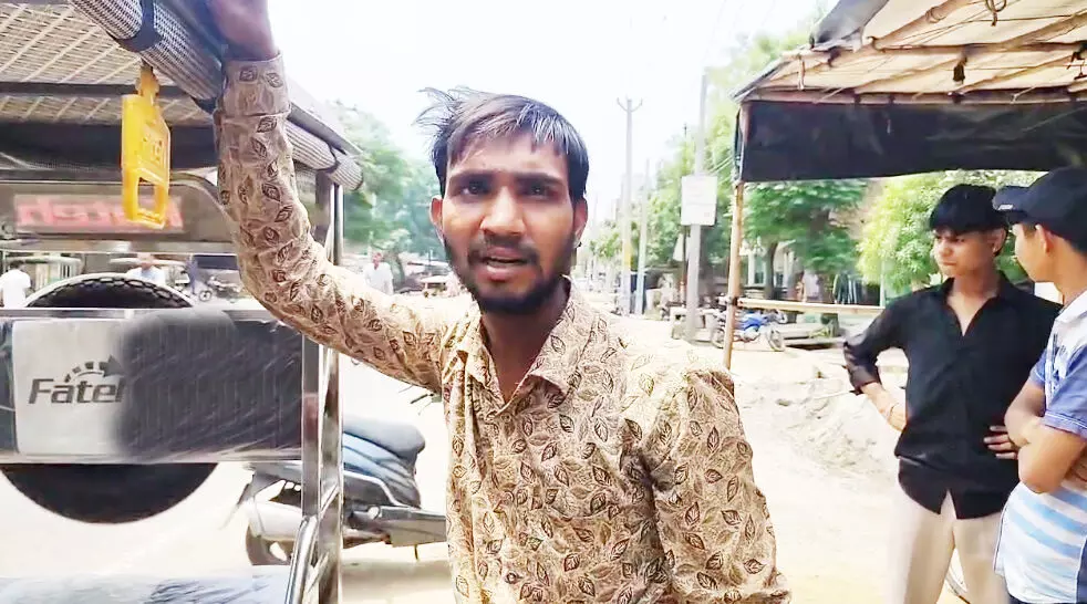 किराया मांगने पर ई रिक्शा चालक पर धारदार हथियार से हमला किराया मांगने पर ई रिक्शा चालक पर धारदार हथियार से हमला