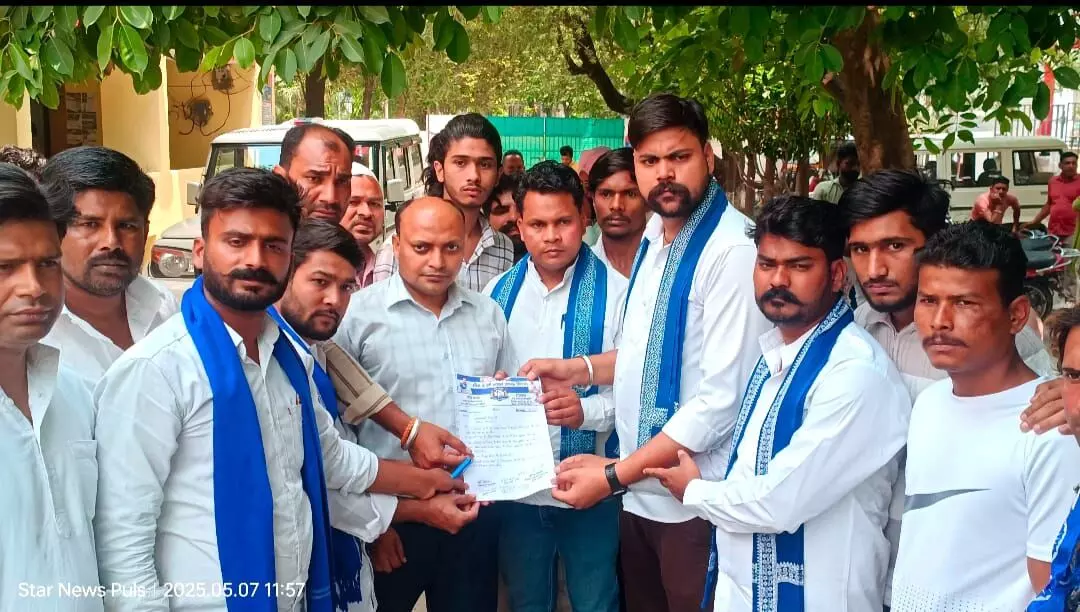 राजेश हत्याकांड के खुलासे की मांगों को लेकर भीम आर्मी व आसपा ने तहसीलदार को सौंपा ज्ञापन राजेश हत्याकांड के खुलासे की मांगों को लेकर भीम आर्मी व आसपा ने तहसीलदार को सौंपा ज्ञापन