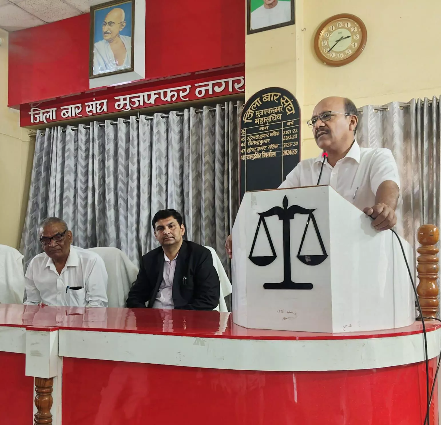 डीएम ने भरा अधिवक्ताओं में जोश, लगाए भारत माता के जयकारे डीएम ने भरा अधिवक्ताओं में जोश, लगाए भारत माता के जयकारे