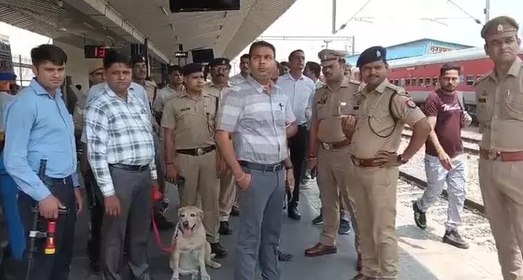 भारत-पाक तनाव के बीच मुज़फ्फरनगर में अलर्ट, रेलवे स्टेशन व सार्वजनिक स्थलों पर सघन चेकिंग अभियान भारत-पाक तनाव के बीच मुज़फ्फरनगर में अलर्ट, रेलवे स्टेशन व सार्वजनिक स्थलों पर सघन चेकिंग अभियान