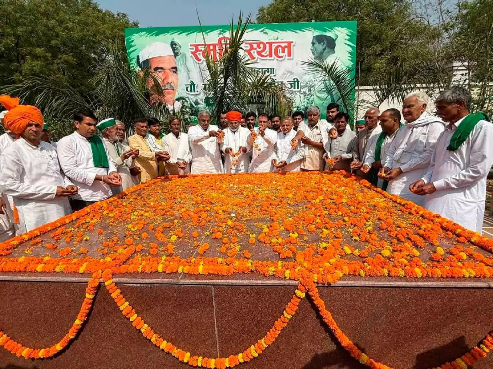 किसान मसीहा स्व. महेन्द्र्र सिंह टिकैत को दी श्रध्दांजलि किसान मसीहा स्व. महेन्द्र्र सिंह टिकैत को दी श्रध्दांजलि