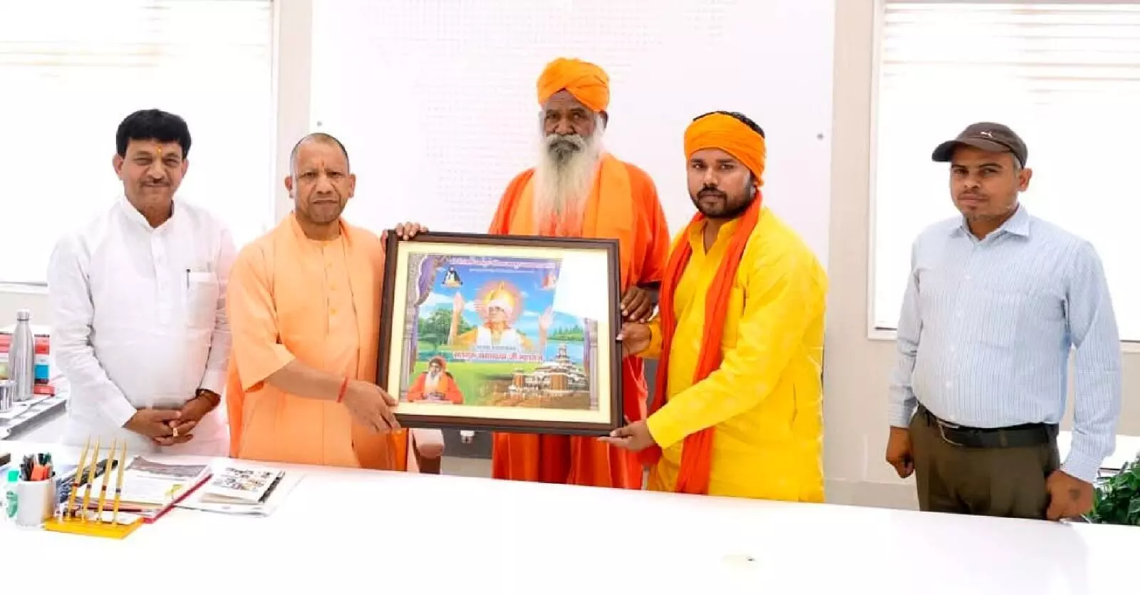 मंत्री कपिल देव ने सीएम को दिया शुकतीर्थ आगमन का आमत्रण मंत्री कपिल देव ने सीएम को दिया शुकतीर्थ आगमन का आमत्रण