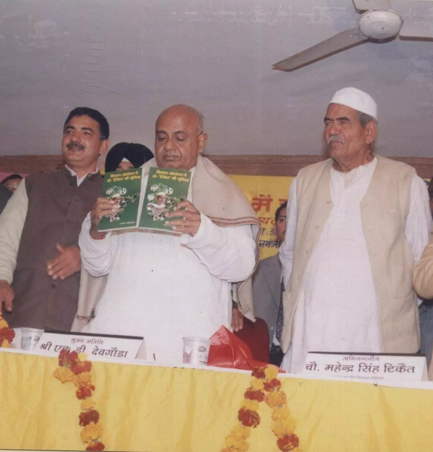देश के किसान नेता चौधरी महेंद्र सिंह टिकैत ने देश में एक गैर-राजनैतिक किसान आंदोलन खड़ा किया था-अशोक बालियान,चेयरमैन,पीजेंट वेलफ़ेयर एसो. देश के किसान नेता चौधरी महेंद्र सिंह टिकैत ने देश में एक गैर-राजनैतिक किसान आंदोलन खड़ा किया था-अशोक बालियान,चेयरमैन,पीजेंट वेलफ़ेयर एसो.