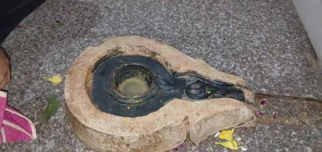 शरारती तत्व ने देवबंद-गंगोह मार्ग पर स्थित शिव मंदिर से शिव लिंग उखाड़ ले गए शरारती तत्व ने देवबंद-गंगोह मार्ग पर स्थित शिव मंदिर से शिव लिंग उखाड़ ले गए