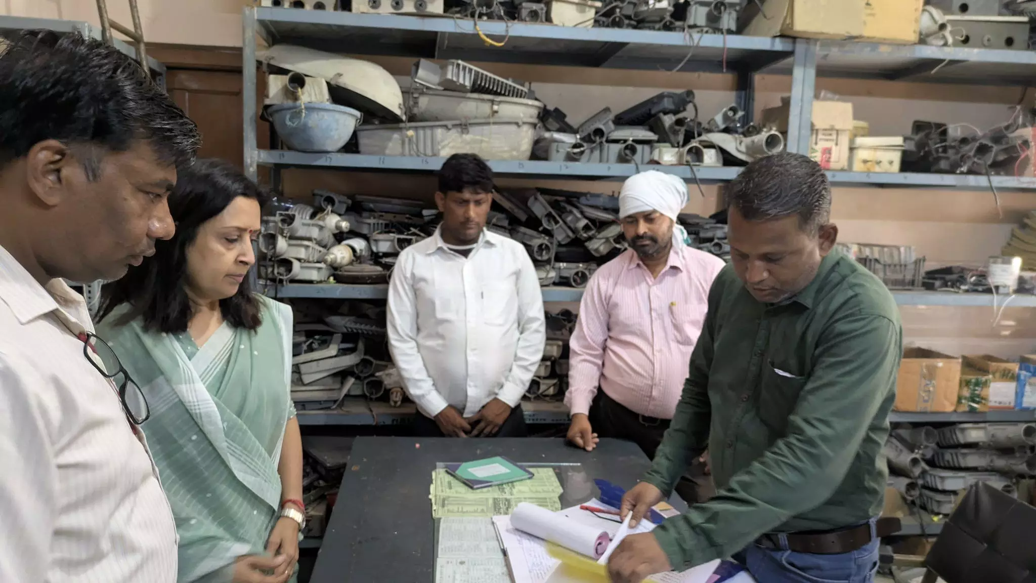 पालिका से गायब मिले दो अनुचर, कटेगा वेतन पालिका से गायब मिले दो अनुचर, कटेगा वेतन