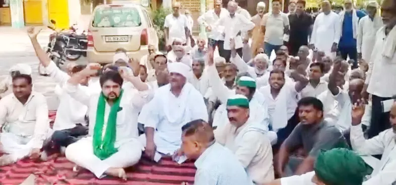 खाद नहीं मिलने पर किसानों ने लगाया गोदाम पर ताला खाद नहीं मिलने पर किसानों ने लगाया गोदाम पर ताला