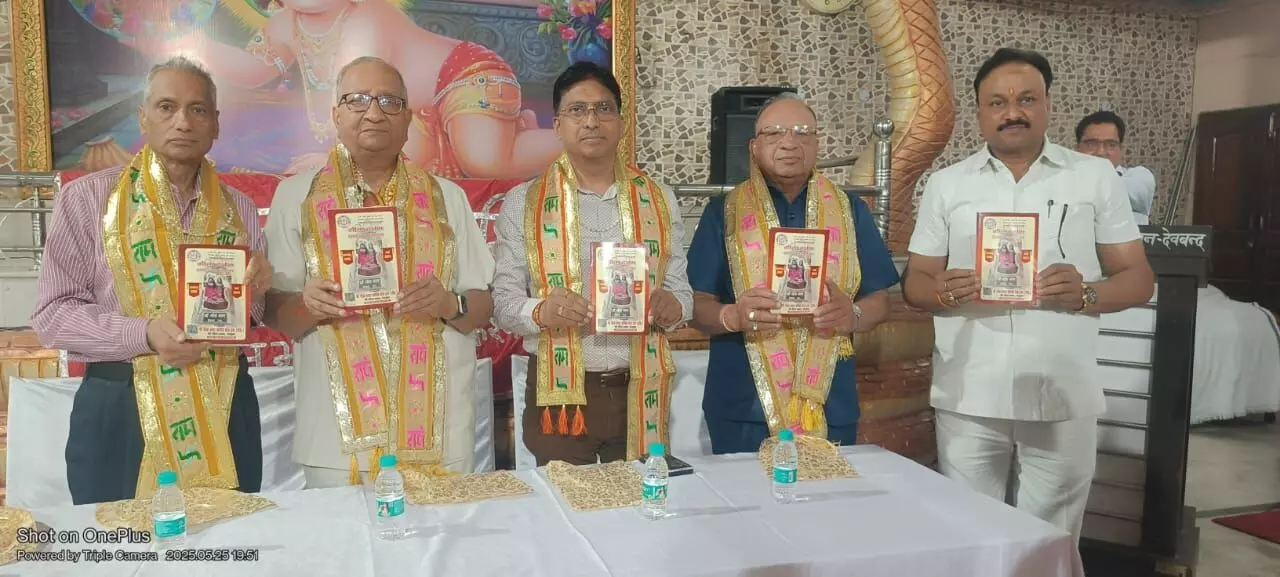 गत रात्रि श्री गीता भवन में हुआ गीता दर्पण पत्रिका का विमोचन गत रात्रि श्री गीता भवन में हुआ गीता दर्पण पत्रिका का विमोचन