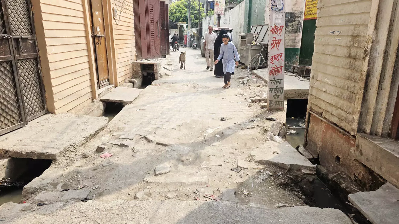 तीन महीने से मल्हूपुरा में उखड़ी पड़ी सड़क से रोष तीन महीने से मल्हूपुरा में उखड़ी पड़ी सड़क से रोष