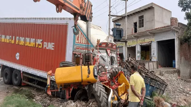 बकरों से लदा कैंटर डिवाइडर से टकराया, पिता-पुत्र समेत चार की मौत, छह घायल बकरों से लदा कैंटर डिवाइडर से टकराया, पिता-पुत्र समेत चार की मौत, छह घायल