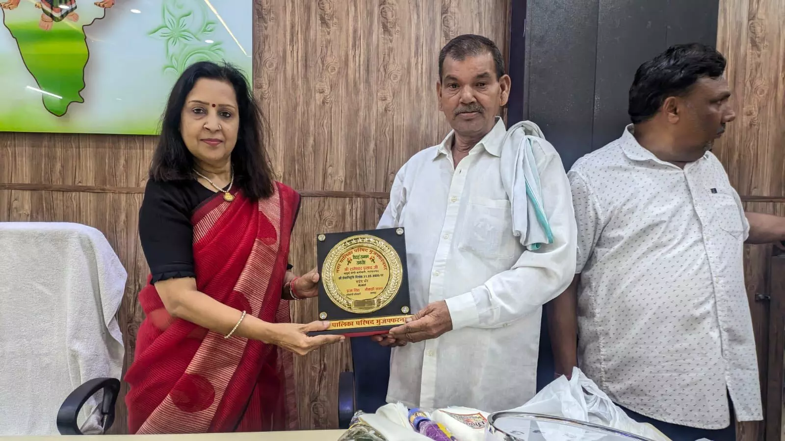 पालिकाध्यक्ष मीनाक्षी स्वरूप ने अनुचर रामेश्वर को विदाई पर किया सम्मानित