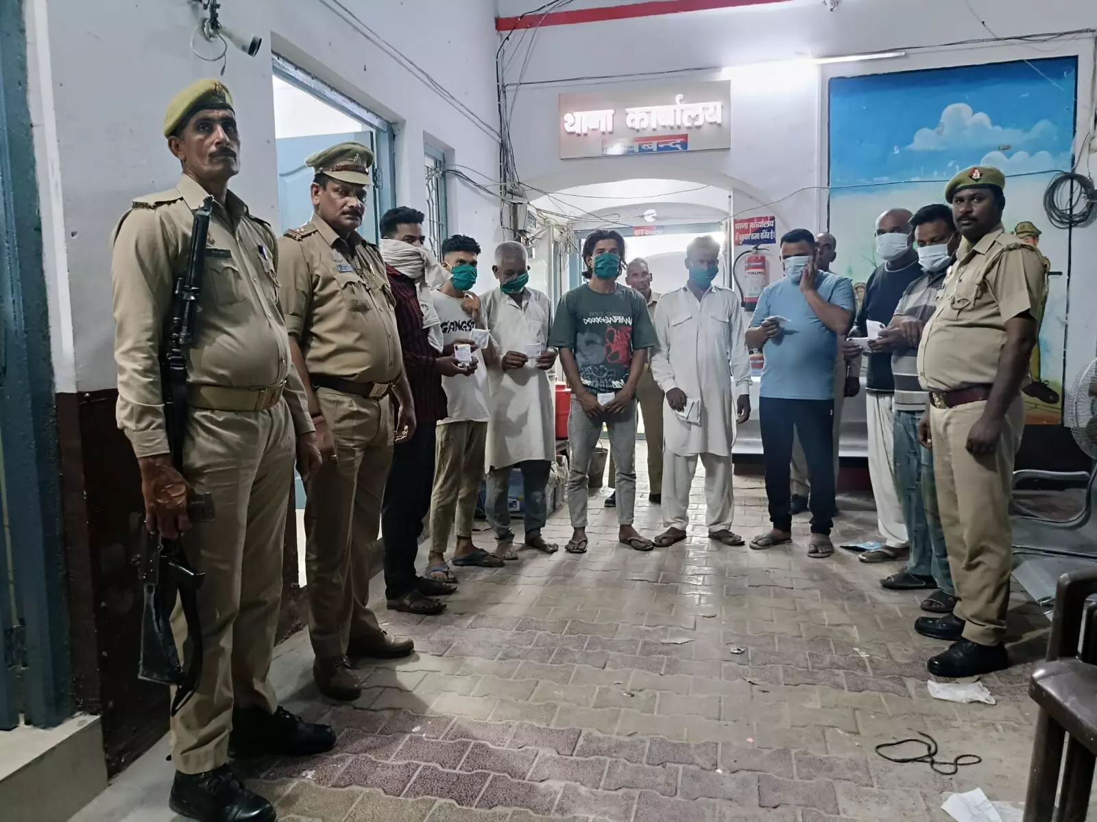 देवबन्द थाना प्रभारी धर्मेंद्र कुमार सोनकर का जुआरी गैंग पर कड़ा प्रहार, आठ जुआरी किये गिरफ्तार नकदी बरामद की