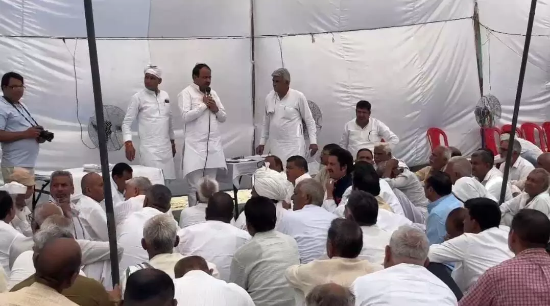 चौधरी अब्बल हसन की रस्म पगड़ी मे उमडा जन सैलाब सर्व समाज ने उनके बड़े पुत्र चौधरी नूर हसन गुर्जर को पहनाई पगड़ी चौधरी अब्बल हसन की रस्म पगड़ी मे उमडा जन सैलाब सर्व समाज ने उनके बड़े पुत्र चौधरी नूर हसन गुर्जर को पहनाई पगड़ी