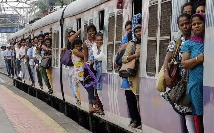 चलती ट्रेन से गिरे कई यात्री, चार लोगों की मौतों की आशंका, छह अन्य घायल चलती ट्रेन से गिरे कई यात्री, चार लोगों की मौतों की आशंका, छह अन्य घायल