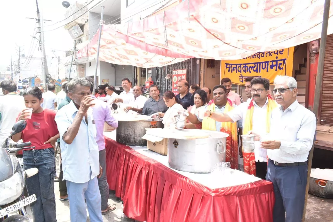 देवबंद में मानव कल्याण मंच द्वारा “नर सेवा नारायण सेवा” के तहत छबील लगाकर राहगीरों को शरबत वितरित किया गया देवबंद में मानव कल्याण मंच द्वारा “नर सेवा नारायण सेवा” के तहत छबील लगाकर राहगीरों को शरबत वितरित किया गया
