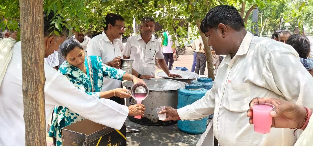 अधिवक्ताओं ने लगाई छबील, गर्मी से वादकारियों को मिली राहत अधिवक्ताओं ने लगाई छबील, गर्मी से वादकारियों को मिली राहत
