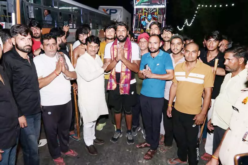 मंत्री कपिल देव ने राम नाम का पटका पहनाकर किया कांवड़ियों का अभिनंदन मंत्री कपिल देव ने राम नाम का पटका पहनाकर किया कांवड़ियों का अभिनंदन