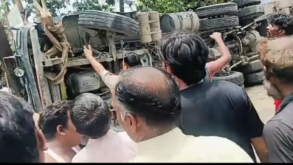 बिलासपुर कट पर पलटा ओवरलोड डंफर, एक की मौत बिलासपुर कट पर पलटा ओवरलोड डंफर, एक की मौत