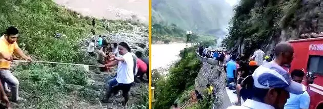 ऋषिकेश-बदरीनाथ हाईवे पर हादसाः टेंपो-ट्रेवलर नदी में गिरा, एक ही परिवार 17 लोग थे सवार, दो की मौत, कई लापता ऋषिकेश-बदरीनाथ हाईवे पर हादसाः टेंपो-ट्रेवलर नदी में गिरा, एक ही परिवार 17 लोग थे सवार, दो की मौत, कई लापता
