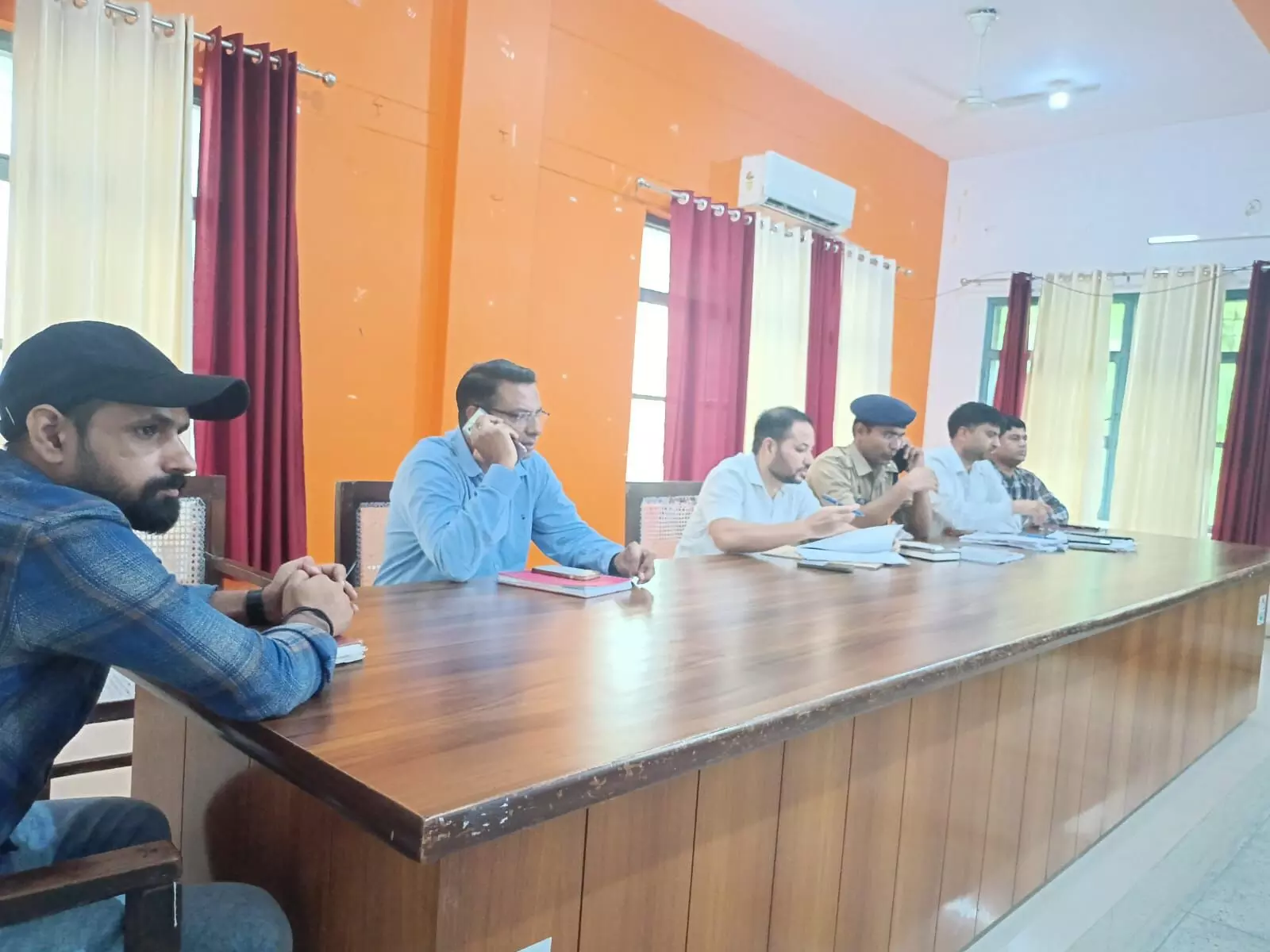 कांवड़ यात्रा को लेकर तहसील सभागार में हुई बैठक, विभागीय अधिकारियों की गैरहाजिरी पर उठे सवाल कांवड़ यात्रा को लेकर तहसील सभागार में हुई बैठक, विभागीय अधिकारियों की गैरहाजिरी पर उठे सवाल