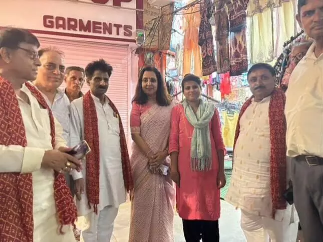 व्यापारियों ने किया मंत्री कपिल देव व चेयरपर्सन मीनाक्षी स्वरूप का अभिनंदन व्यापारियों ने किया मंत्री कपिल देव व चेयरपर्सन मीनाक्षी स्वरूप का अभिनंदन