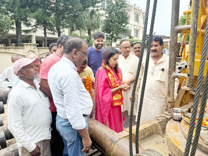 पालिका चेयरपर्सन ने कूकड़ा में किया 24 लाख की ट्यूबवैल रिबोर का शुभारंभ पालिका चेयरपर्सन ने कूकड़ा में किया 24 लाख की ट्यूबवैल रिबोर का शुभारंभ