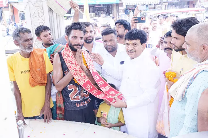 शिव चौक पर मंत्री कपिल देव ने किया शिव भक्त का अभिनंदन